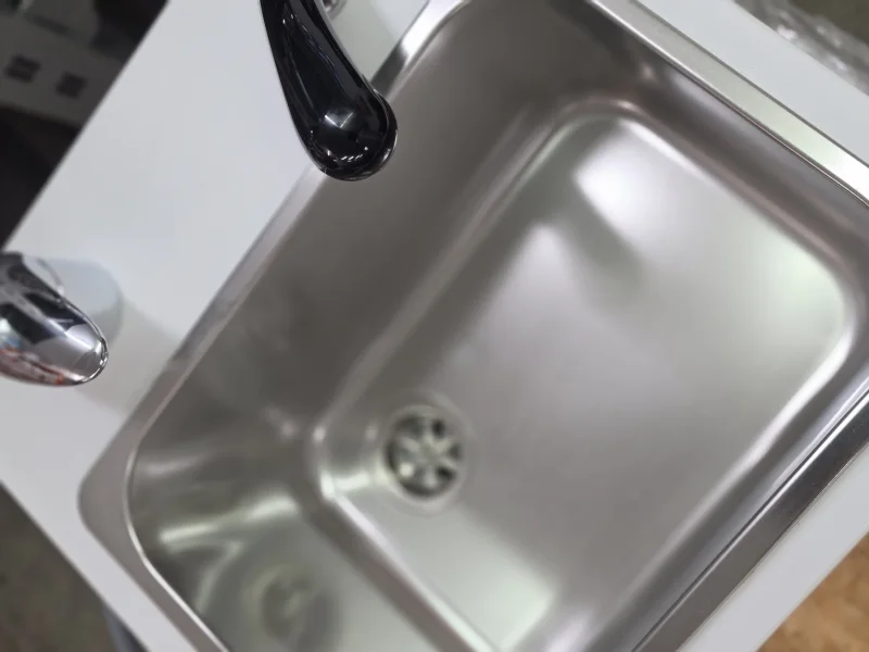Batterieschrank mit Armatur & Becken – kompatibel mit Stativwaschbecken