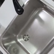 Batterieschrank mit Armatur & Becken – kompatibel mit Stativwaschbecken